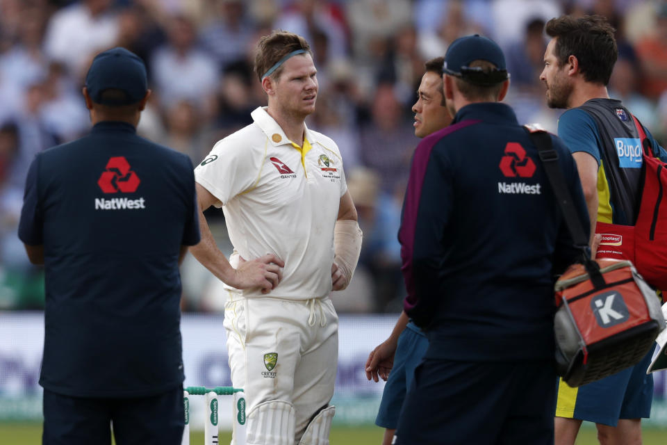 Australia's Steve Smith (2nd L) is assessed by medical staff after being hit on the neck by a ball off the bowling of England's Jofra Archer (unseen) during play on the fourth day of the second Ashes cricket Test match between England and Australia at Lord's Cricket Ground in London on August 17, 2019. (Photo by Adrian DENNIS / AFP) / RESTRICTED TO EDITORIAL USE. NO ASSOCIATION WITH DIRECT COMPETITOR OF SPONSOR, PARTNER, OR SUPPLIER OF THE ECB        (Photo credit should read ADRIAN DENNIS/AFP/Getty Images)