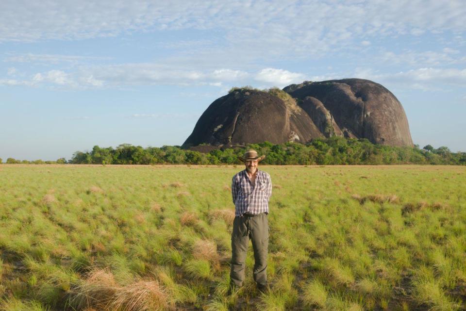 El investigador José Oliver delante de los cerros donde están algunos de los dibujos rupestres gigantes.