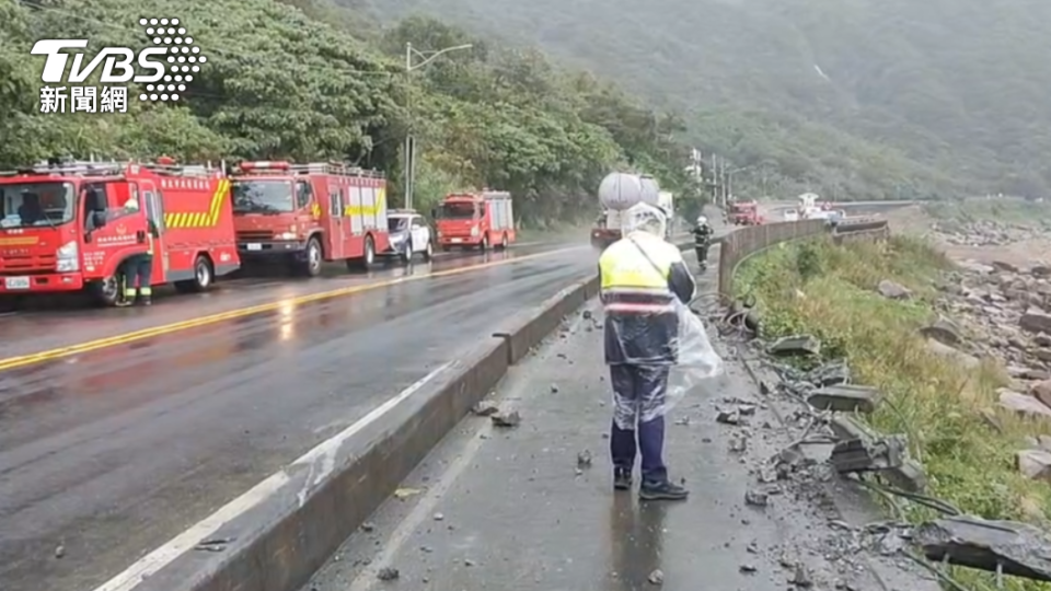 貨櫃車翻覆墜海，警消到場救援。（圖／警方提供）