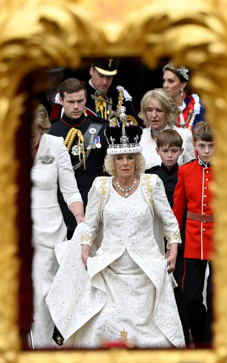 De Britse koningin Camilla verlaat Westminster Abbey na haar kroningsceremonie - Pool Reuters