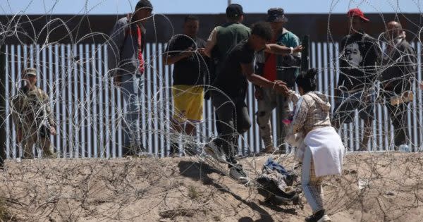 migrantes intenta cruzar frontera.