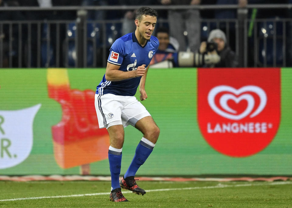 <p>El argentino Franco Di Santo, actualmente en el Schalke 04, fue traspasado del Tiro Suizo de su país al Audax Italiano de Chile por 12 balones, dos redes para la portería y 40 kilos de pintura para arreglar las instalaciones del modesto club de Rosario. Solo dos años después, el Chelsea lo trajo a Europa por 4,5 millones de euros. (Foto: Martin Meissner / AP). </p>