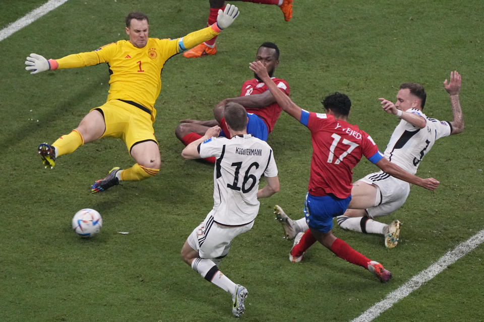 Yeltsin Tejeda (17) anota el primer gol de Costa Rica ante Alemania por el Grupo E del Mundial, el jueves 1 de diciembre de 2022, en Jor, Qatar. (AP Foto/Ariel Schalit)