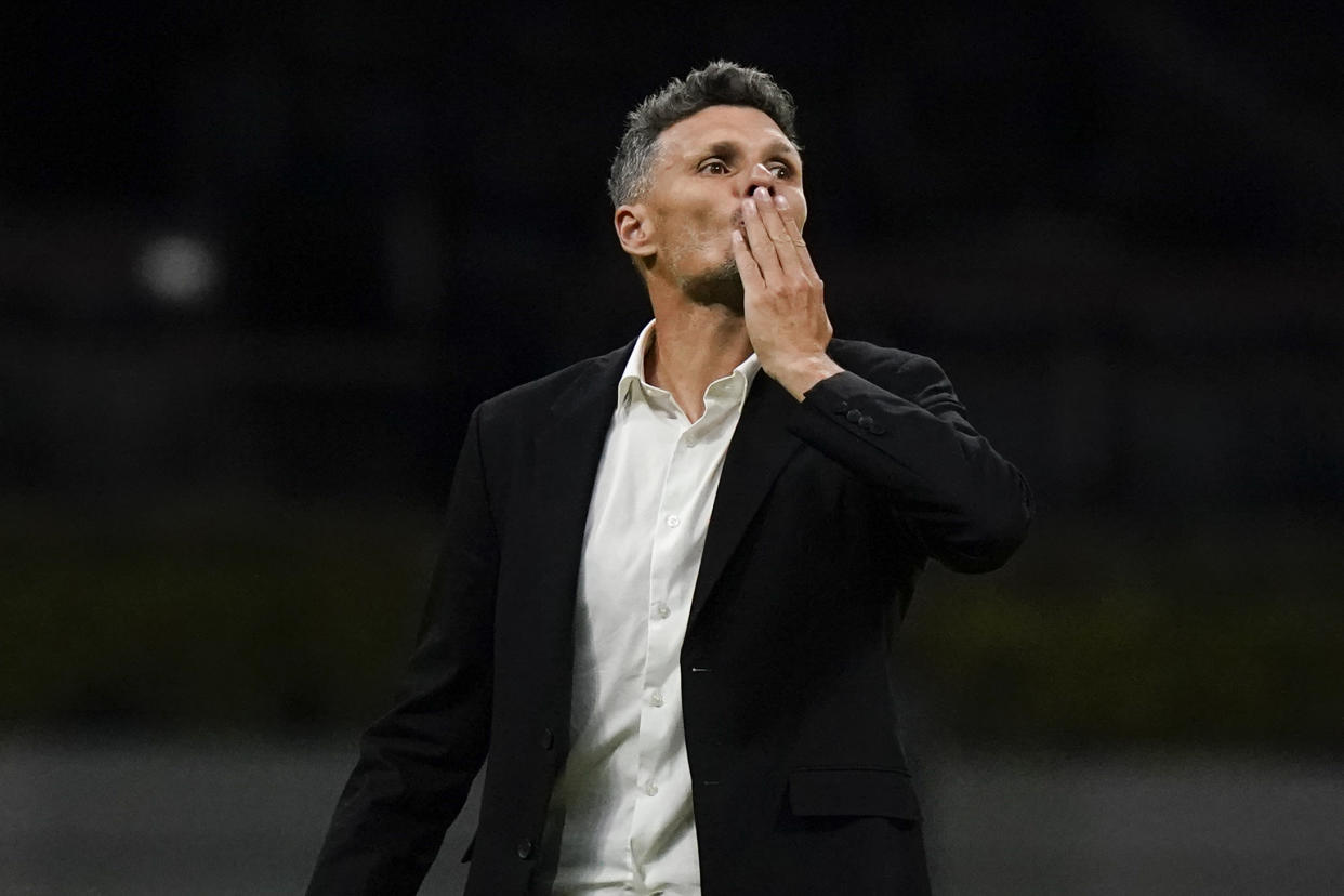 Fernando Ortiz agradece a la tribuna del Estadio Azteca después de la victoria 2-1 Tigres  correspondiente a la Jornada 12 del Torneo Apertura 2022. Foto Archivo: AP Photo/Eduardo Verdugo.