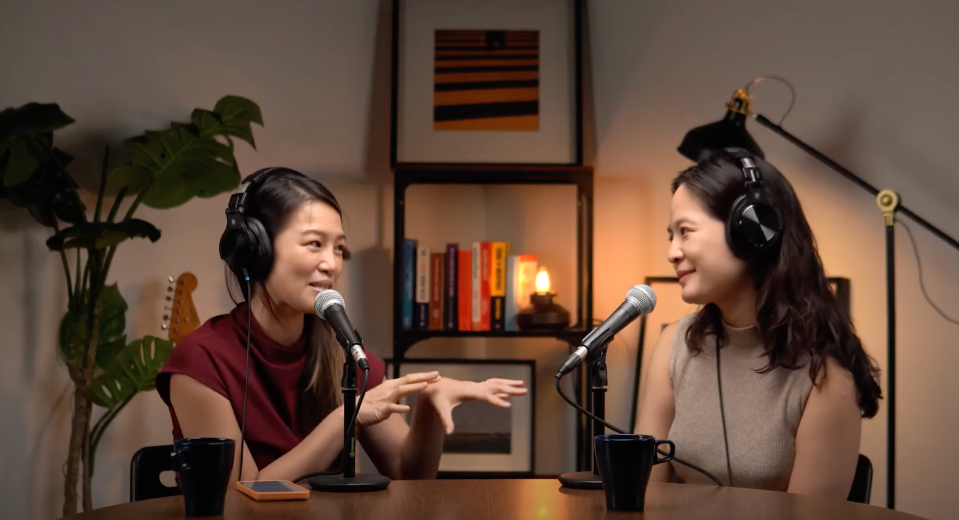 Wong (rechts) bei der Podcast-Aufnahme mit Red Hong Yi (links), einer Künstlerin aus Malaysia. - Copyright: Ling Yah Wong