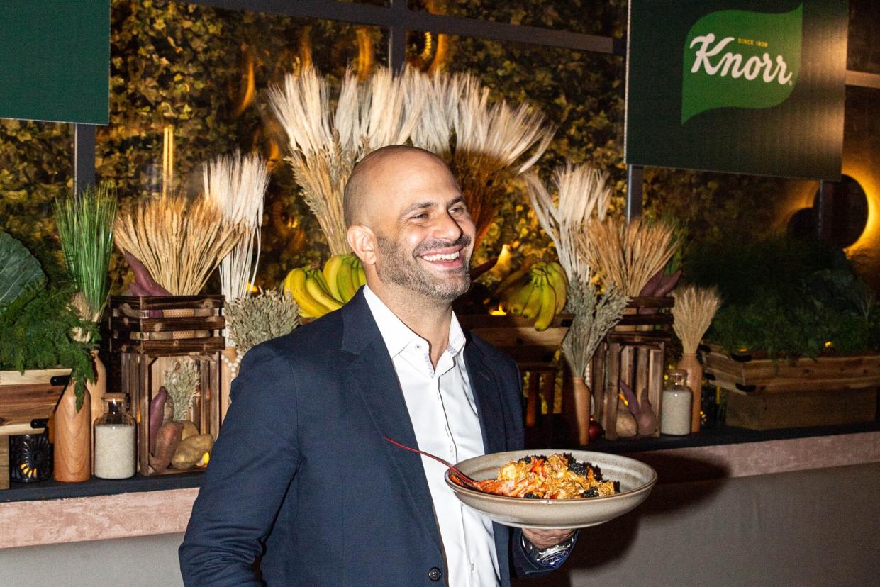 Former white house chef Sam Kass presenting a regenerative dinner with Knorr