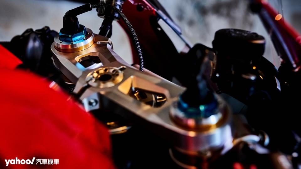 2023年式Ducati Panigale V4 S採用Öhlins NPX 25/30倒立式氣壓前叉以追求更為線性且細膩的車身動態懸吊回饋。