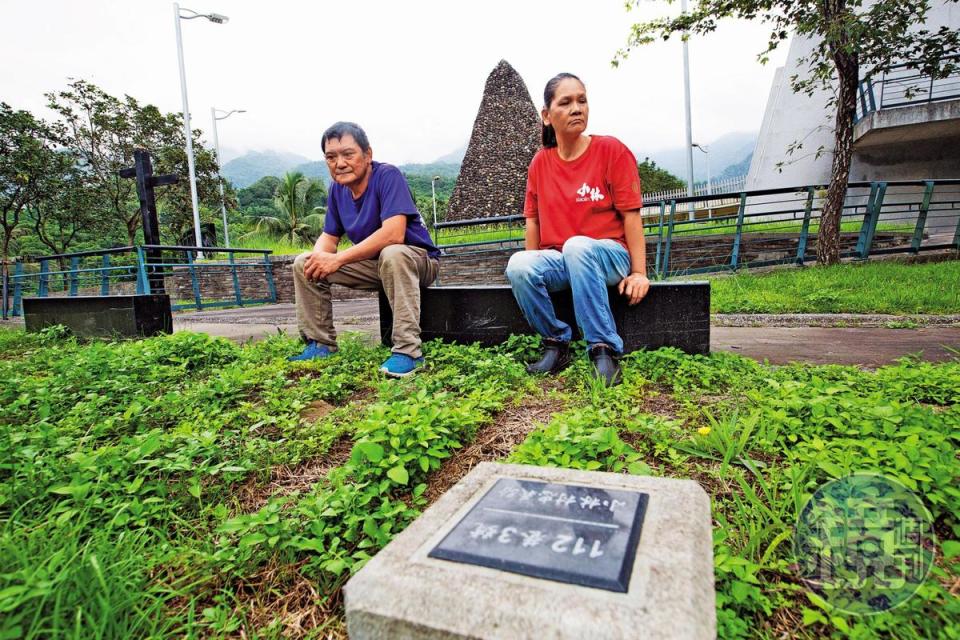 劉秋田（左）坐在紀念公園內，望著老家所在住址忠義路112巷3號，右為太太葉秀霞，也幸運逃出。