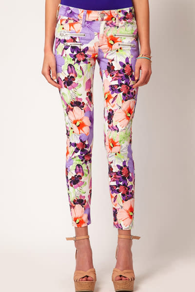 Jetzt knallt’s! Als wäre das kunterbunte Blumenmuster bei dieser Hose nicht genug, kommt sie auch noch knalleng und mit auffälligen Reißverschlusstaschen daher – Wow-Effekt garantiert! (Hose von River Island über asos.de um ca. 55 Euro, Bild: PR)