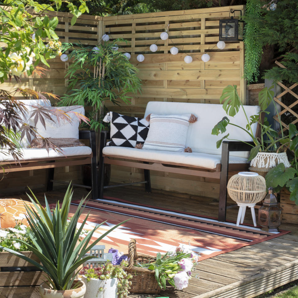 Use fencing as a background for seating