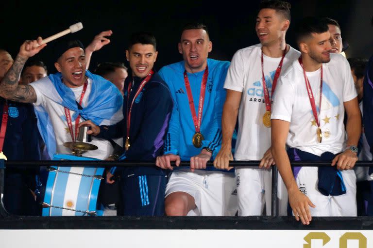 Recorrida en micro de la selección argentina desde el aeropuerto al predio de Ezeiza