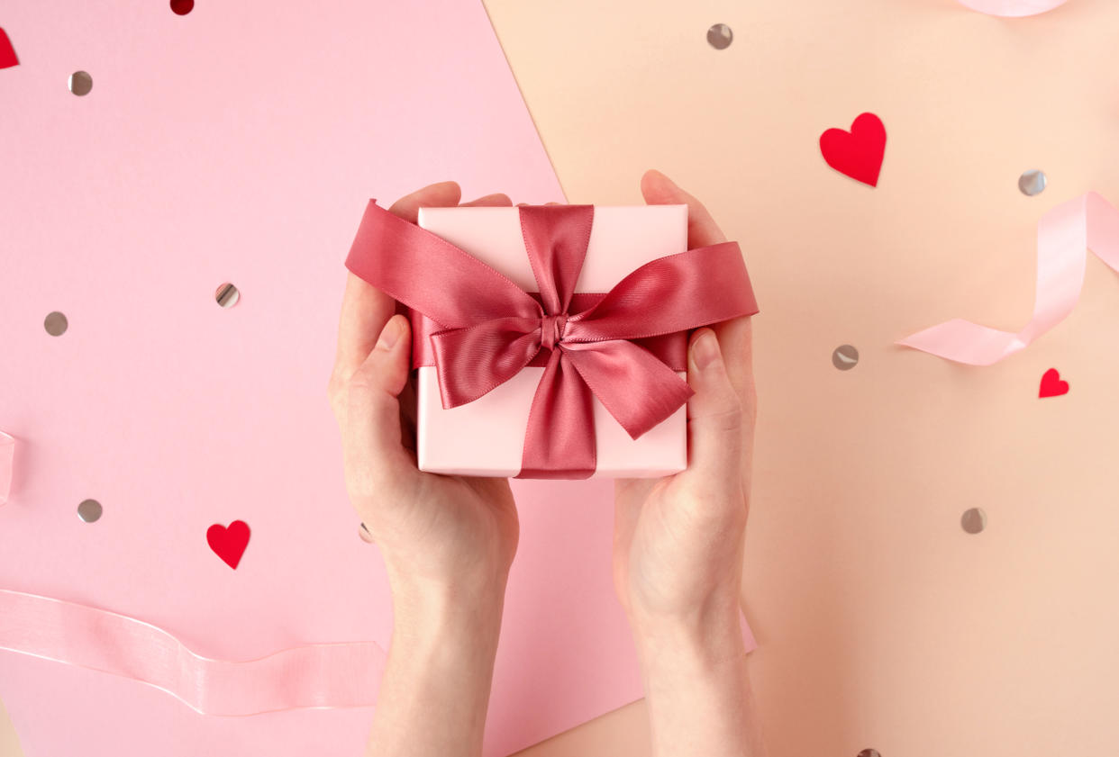 Valentinstag ist der Tag der Liebenden – doch woher stammt eigentlich der Brauch, am 14. Februar Blumen und Geschenke zu schenken. (Symbolbild: Getty Images)