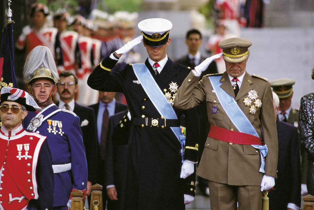 Foto de archivo del actual Rey, Felipe VI, y del emérito, Juan Carlos I, en un homenaje ante la tumba del soldado desconocido  (Photo by Rafa Samano/Cover/Getty Images)