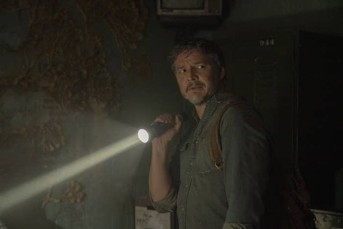 Joel in the TV series holding a flashlight