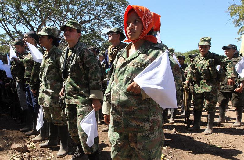 FOTOS: mujeres de las FARC cambian sus fusiles por bebés