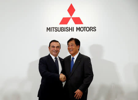 Carlos Ghosn (L), Chairman and CEO of the Renault-Nissan Alliance and Mitsubishi Motors Corp's Chairman and CEO Osamu Masuko attend their joint news conference in Tokyo, Japan, October 20, 2016. REUTERS/Issei Kato