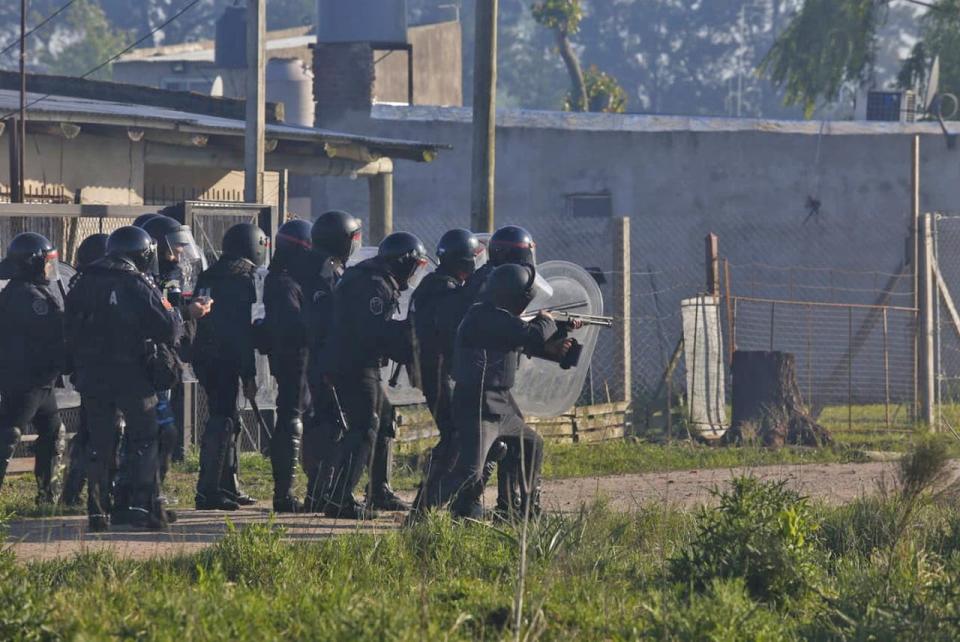 La policía avanzó sobre el predio de Guernica y completó el desalojo: hubo heridos y detenidos. Foto: Ignacio Sánchez - La Nación. 