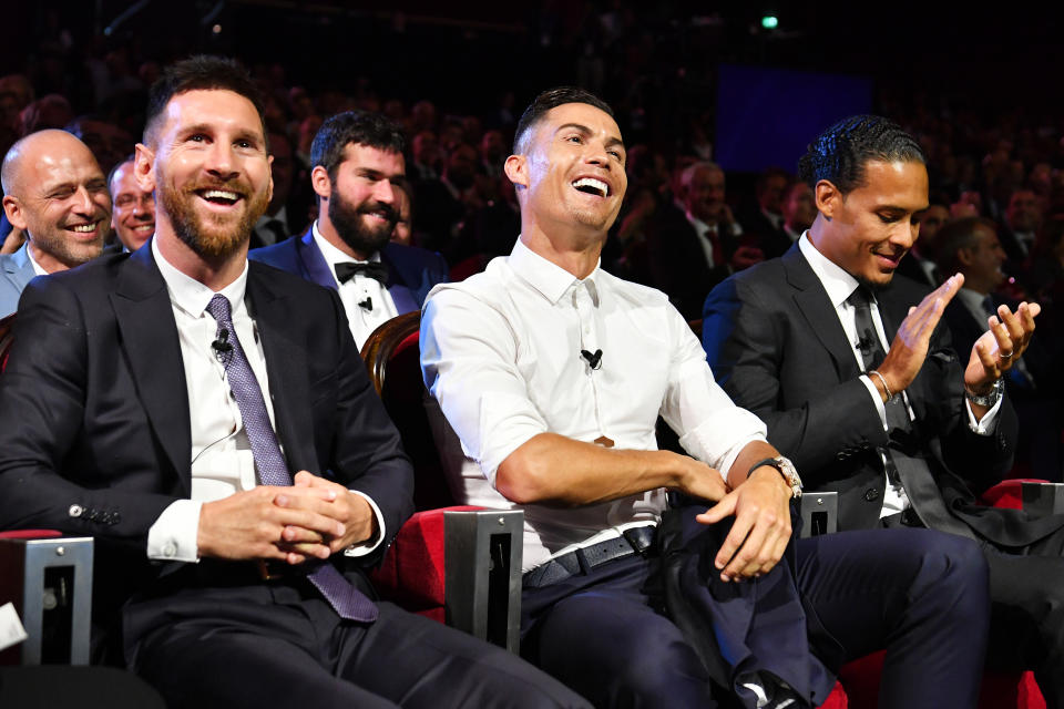 Bei dem Einkommen hat man gut Lachen: Lionel Messi (links) und Cristiano Ronaldo (Mitte) gehörten auch 2022 zu den absoluten Topverdienern des Sports. (Bild: Harold Cunningham - UEFA/UEFA via Getty Images)