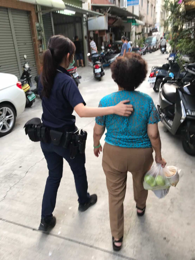 女警沿路陪著阿嬤，護送她至里長家。（圖／讀者提供）