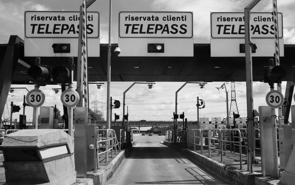 L’uomo arrivava all’altezza del casello e si posizionava alle spalle di una vettura indirizzata verso le piste riservate al pagamento elettronico. (Credits – Getty Images)