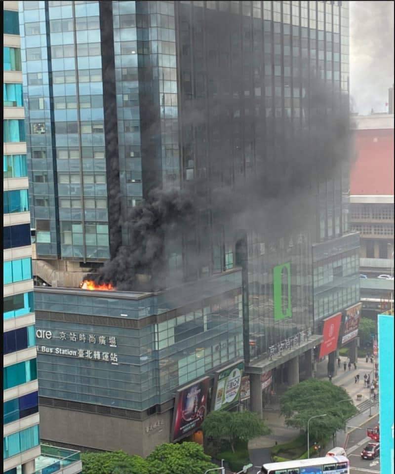 快新聞／京站大樓起火！ 黑煙火舌狂竄 源頭疑在五樓機房