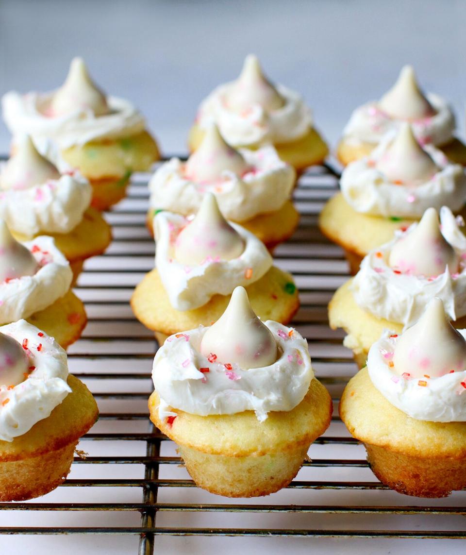 Mini Funfetti Cupcakes With Cupcake-Flavored Kisses