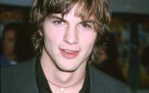 Würde man ein modernes Teenie-Idol aus Stein meißeln, sähe es genau so aus wie Ashton Kutcher. In der Serie "Die wilden Siebziger" (1998 bis 2006) war er einer der großen Publikumslieblinge, später ergatterte er auch einige aufsehenerregende Filmrollen ("Ey Mann, wo is' mein Auto") und eine eigene MTV-Show ("Punk'd"). Viel Screentime, viele Fans. (Bild: Sam Levi/WireImage/Getty Images)