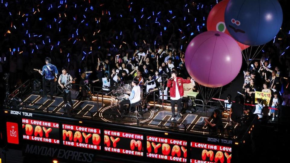 五月天慶生週祭出打造喵星人大飛球、和「MAYDAY EXPRESS」左右環繞全場。（圖／相信音樂提供）