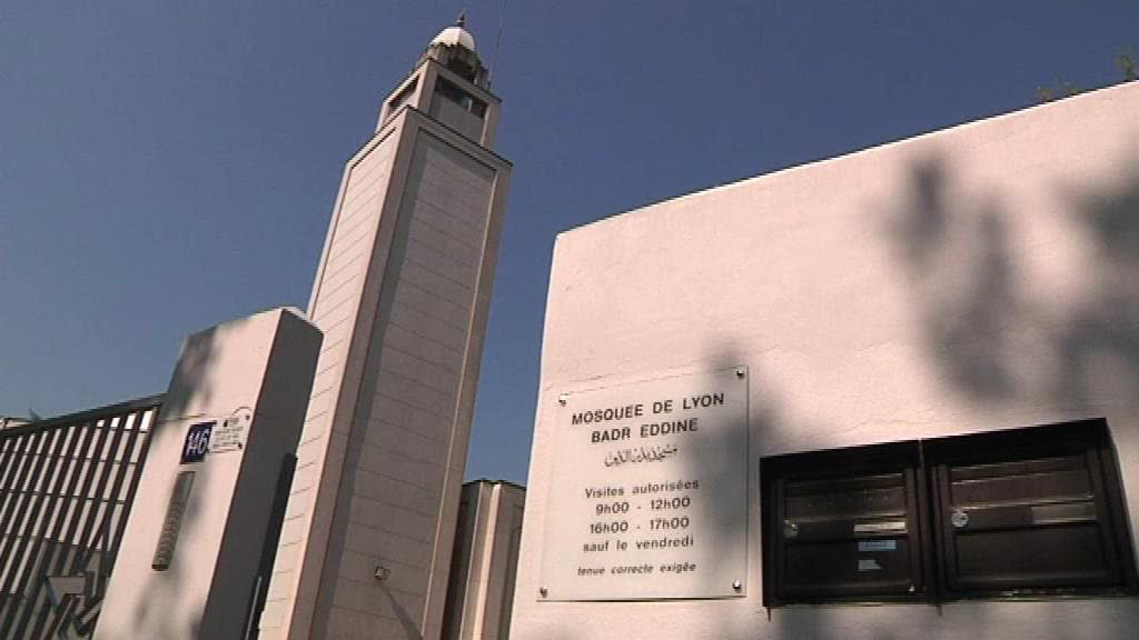 La mosquée de Lyon en avril 2011. - -