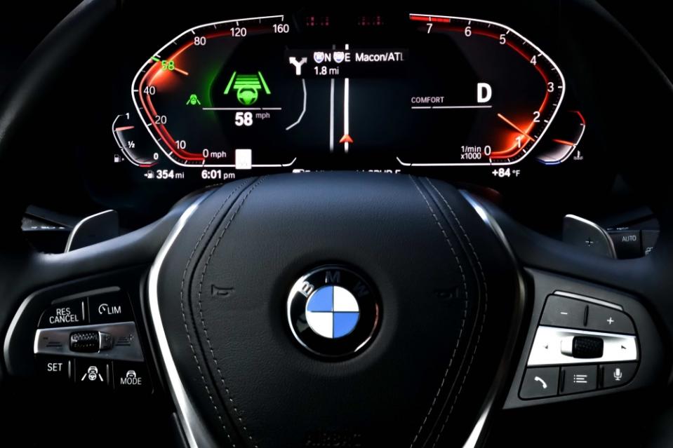 未來感十足的全數位座艙以虛擬方式完整呈現導航資訊、智慧駕駛輔助系統之作動狀態以及行車相關資訊（圖片來源：BMW）