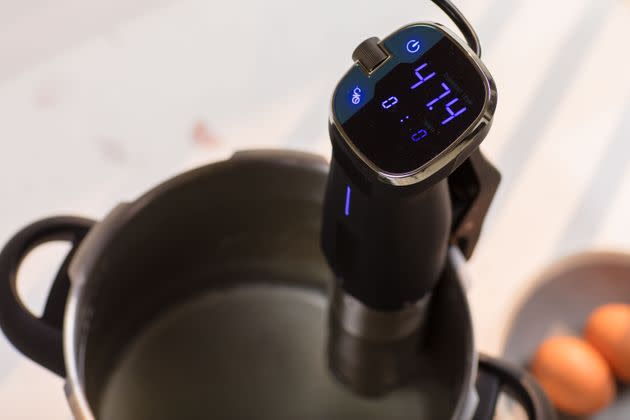 The control panel of a sous vide circulator shows the controlled temperature and time settings. (Photo: annick vanderschelden photography via Getty Images)