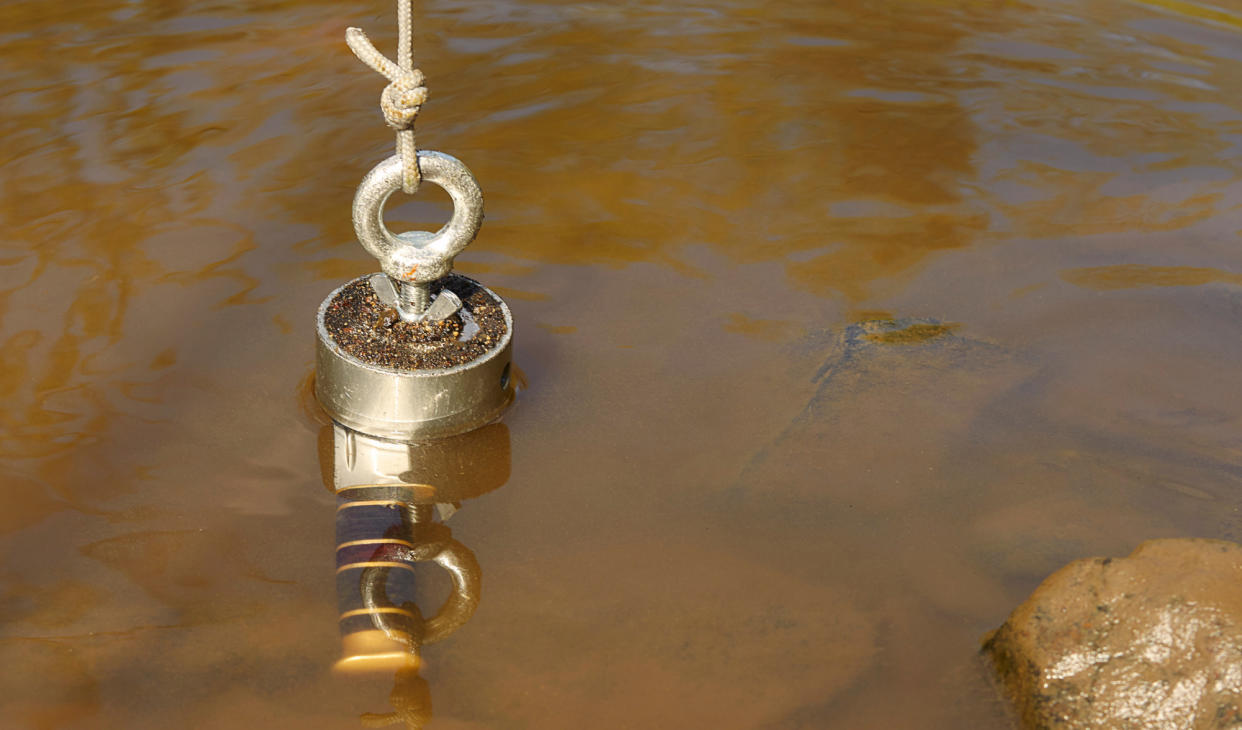 A magnet pulls a knife from water.