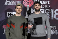 <p>En apenas unos años, Andrew Taggart y Alex Pall, los componentes del dúo The Chainsmokers, han pasado de ser unos desconocidos a dos de los nuevos referentes de la música electrónica. Su álbum ‘Memories…Do Not Open’, publicado en 2017, se convirtió en número 1 en Estados Unidos. Están los terceros de este ranking con unos beneficios de 31 millones de euros. (Foto: Jordan Strauss / Invision / AP). </p>