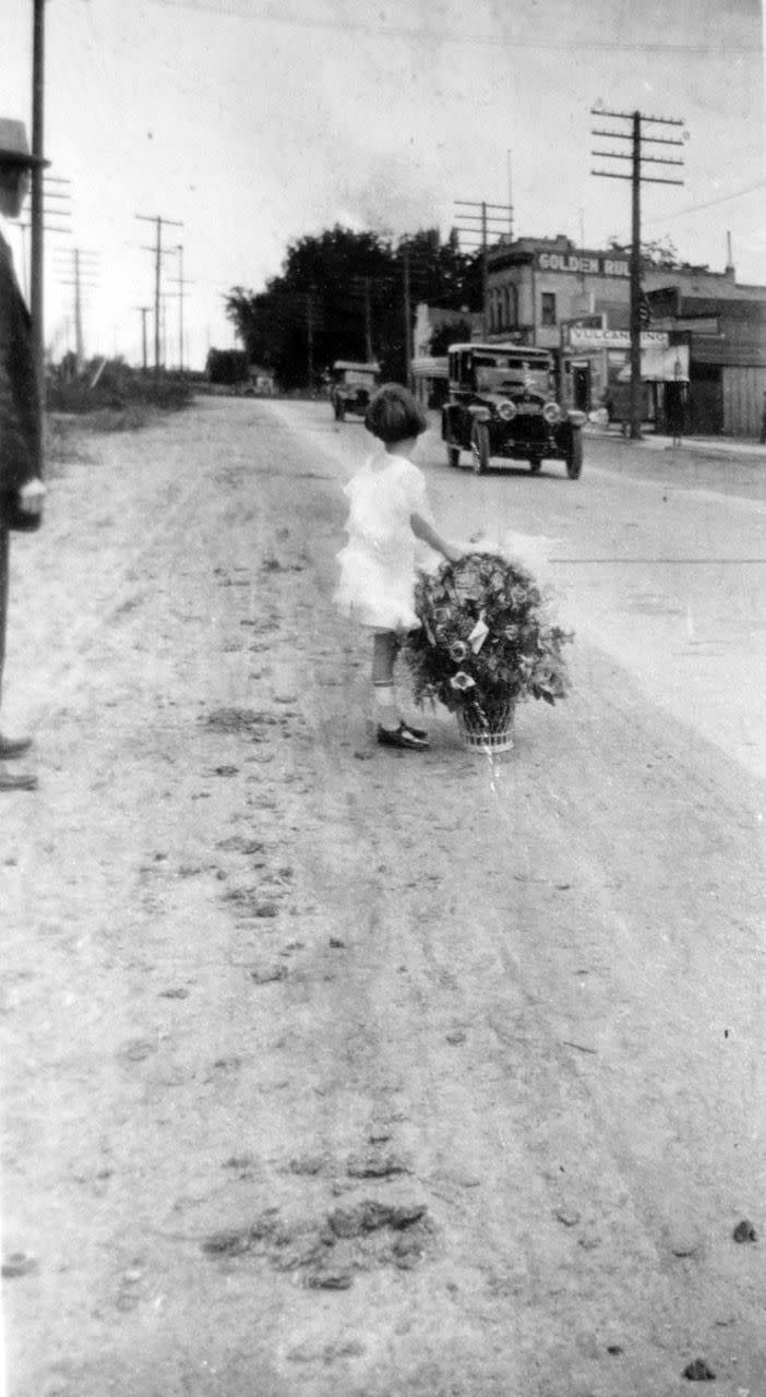 Miss Elizabeth Ellison awaiting President Harding’s motorcade on June 26, 1923. | Ron Fox