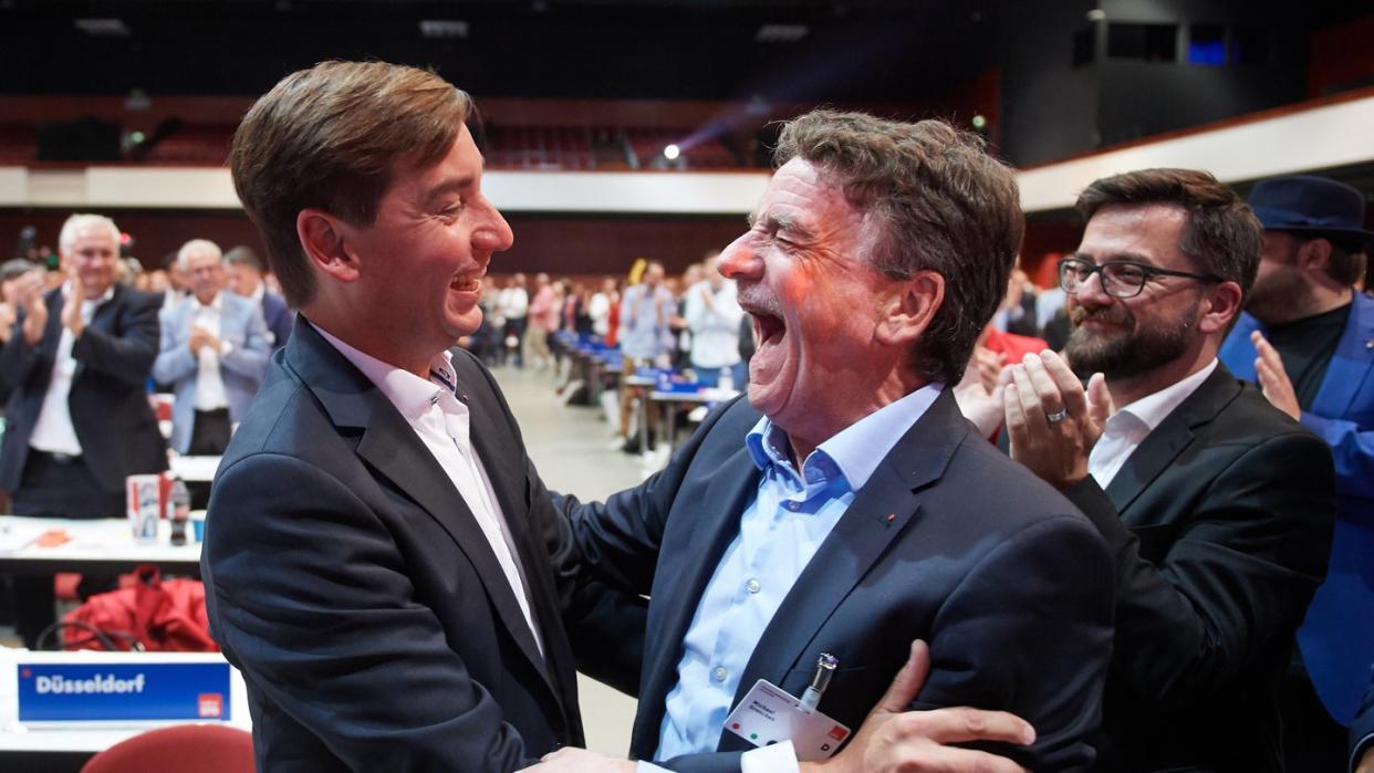 Der neue SPD-Landesvorsitzende Sebastian Hartmann (l.) freut sich mit seinem Vorgänger Michael Groschek (M.) und dem SPD-Fraktionschef Thomas Kuschaty. Foto: Bernd Thissen