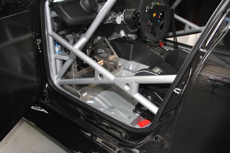 車門側邊可以看到X型結構桿設計，而且中心點位置還加焊三角板，目的在確保側撞時，防滾籠不會內凹，可以保護車手。