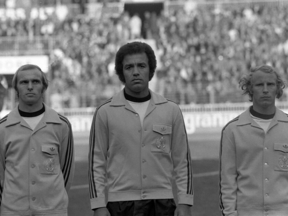 Erwin Kostedde (Mitte) debütierte 1974 als erster Schwarzer Spieler in der Nationalmannschaft (Bild: BROADVIEW Pictures/ IMAGO/Sven Simon)