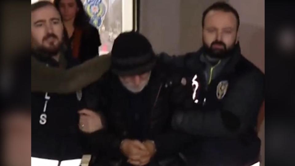 土耳其不肖建商柯斯肯（Mehmet Yaşar Coşkun）在伊斯坦堡機場被捕。（圖／翻攝自《太陽報》）