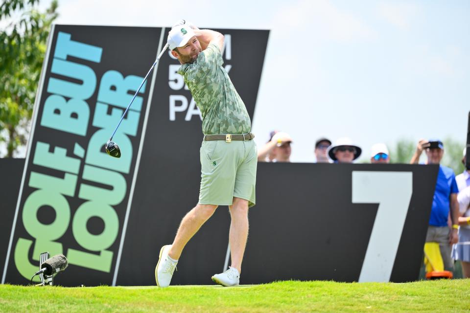 Branden Grace de Stingers GC realiza un tiro de salida en el séptimo tee de salida en The Grove. Crédito obligatorio: Steve Roberts-USA TODAY Sports