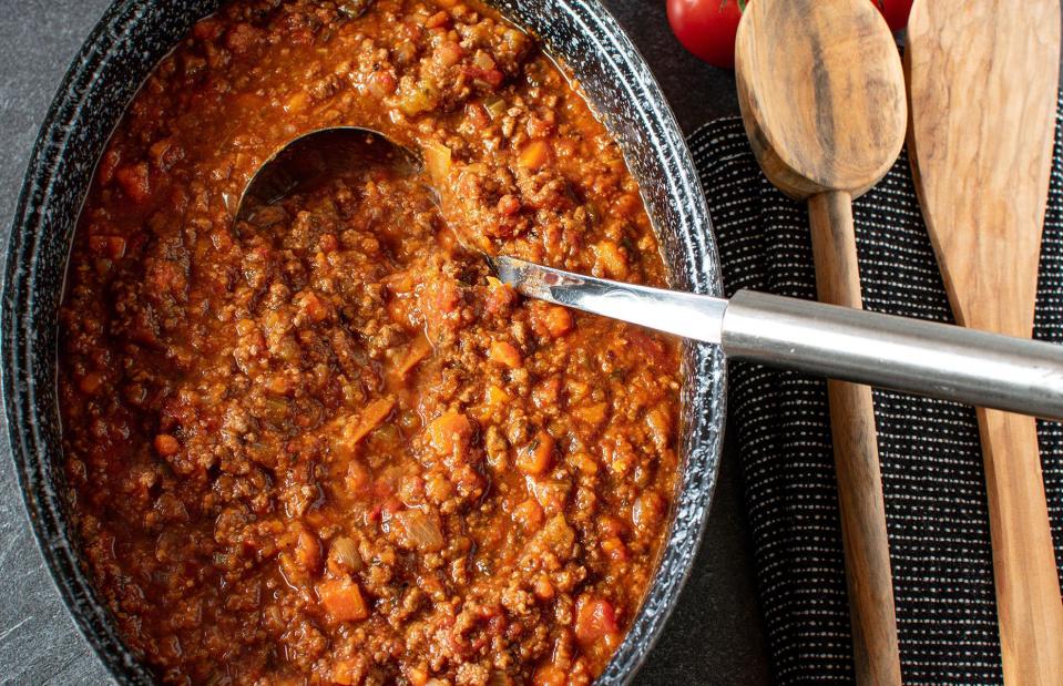 Bolognese-Hackfleischsoße ist ein vielseitiger italienischer Klassiker. (Bild: Angelika Heine/Alamy Stock Photo)