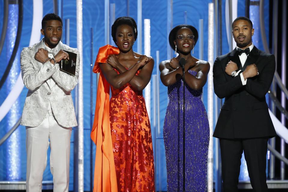 <p>Al igual que sus personajes, los miembros del reparto de ‘Black Panther’ cruzaron los brazos sobre su pecho para realizar el Wakanda Forever. Lupita Nyong’o, Michael B. Jordan, Danai Gugira, y Chadwick Boseman quisieron así mandar un mensaje reivindicativo y se llevaron la ovación del público. (Foto: Paul Drinkwater / Reuters). </p>