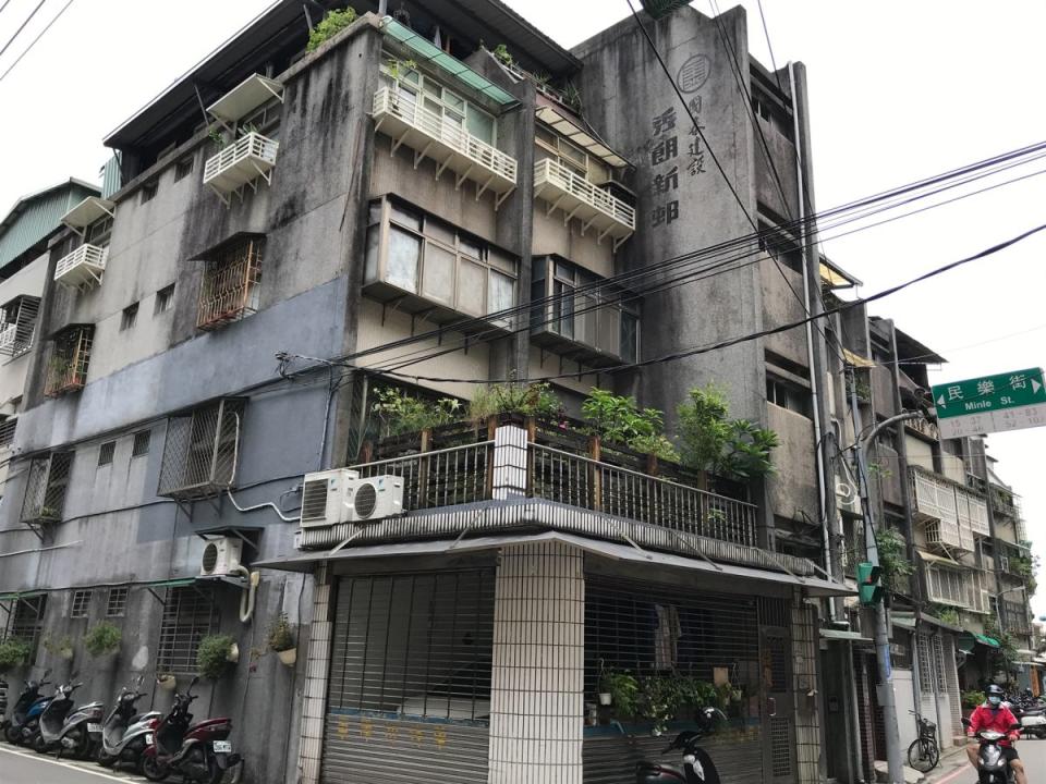 ▲台北市不少老公寓外觀欠缺整理，但房價其實仍相當高昂。（圖／NOWnews資料照片）