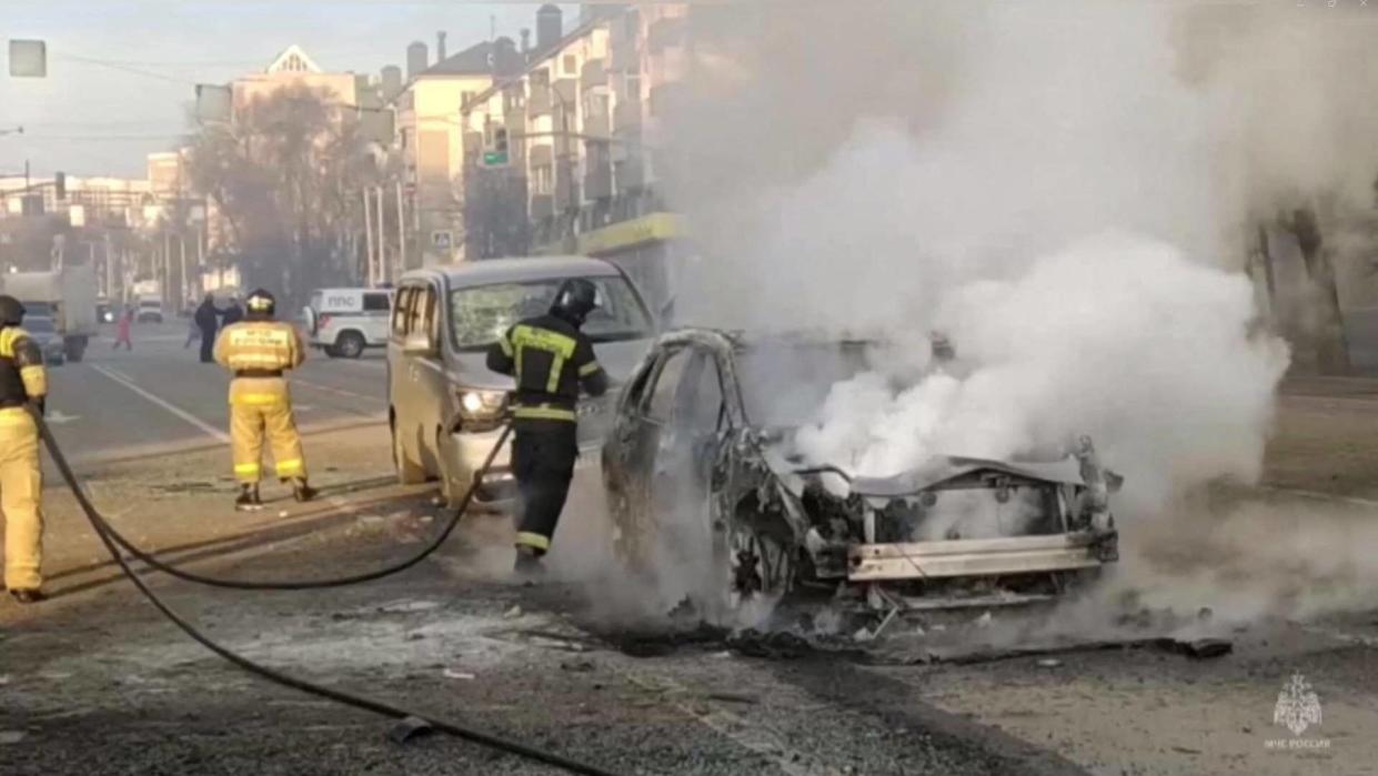 Cette photo tirée d’une vidéo publiée par le ministère russe des Situations d’urgence le 30 décembre 2023 montre des pompiers éteignant des flammes après un bombardement ukrainien à Belgorod, en Russie.