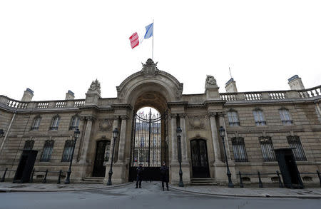 Police stand guard in front of the Elysee Palace on the eve of the french presidential election in Paris, France, May 6, 2017. REUTERS/Eric Gaillard