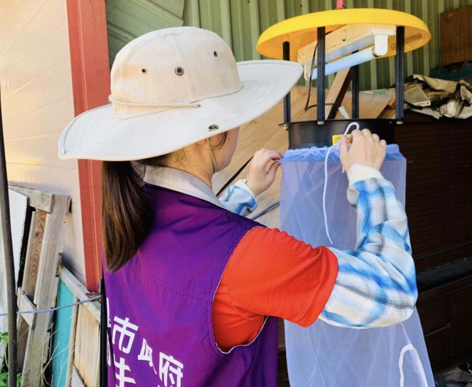 衛生局人員於高風險環境掛設捕蚊燈，降低民眾遭病媒蚊叮咬感染日本腦炎風險。   圖：桃園市政府衛生局/提供