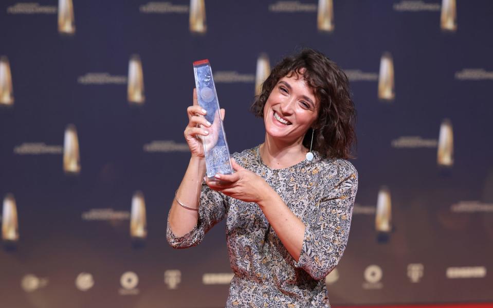 Friederike Becht (36) wird mit dem Deutschen Fernsehpreis 2022 als beste Darstellerin für ihre schauspielerische Leistung als Vergewaltigungsopfer in "Schneller als die Angst" ausgezeichnet. (Bild: 2022 Getty Images/Andreas Rentz)