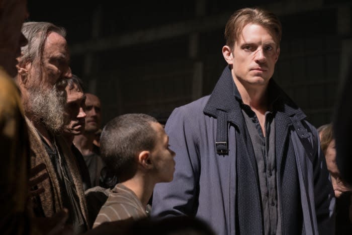 Joel Kinnaman da vida a Takeshi Kowaks en Altered Carbon