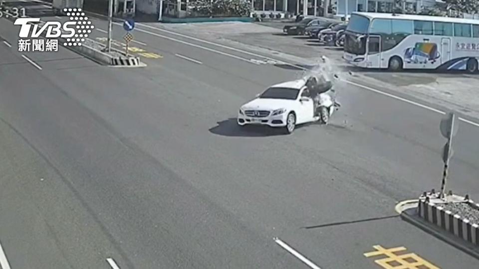 重機騎士高速衝撞進轎車中。（圖／TVBS）