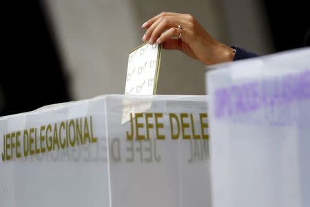 A woman casts her ballot at a polling station during mid-term elections in Mexico City, June 7, 2015. REUTERS/Edgard Garrido