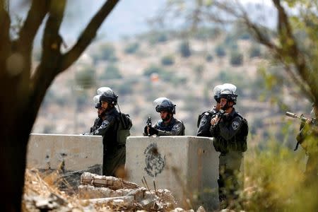 Israeli border policemen stand guard at the scene where a Palestinian was shot and killed by Israeli forces in the West Bank village of Silwad near Ramallah August 26, 2016. REUTERS/Mohamad Torokman